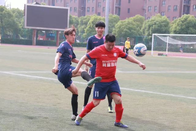 组图：法网-德约3-1晋级第三轮 “拉小提琴”庆祝胜利